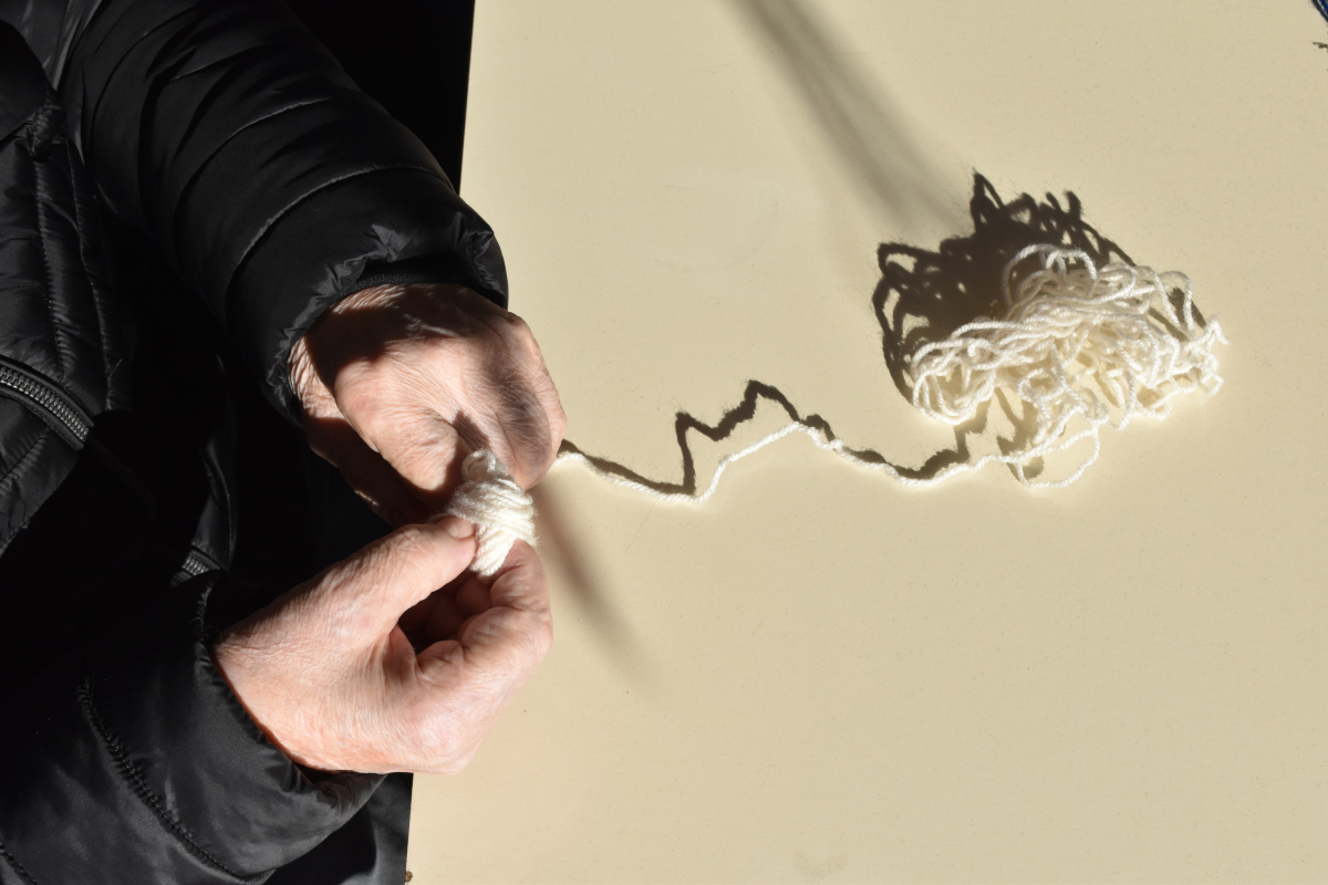 faire une pelote avec le fil beige
